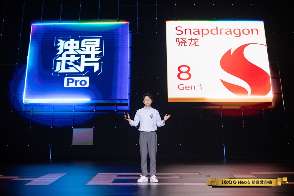 人站在臺上

低可信度描述已自動生成